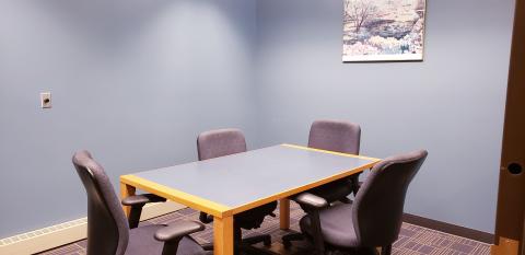Auburn Study Room with table and four chairs