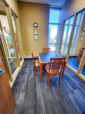 Wirt study room 2 with table and chairs